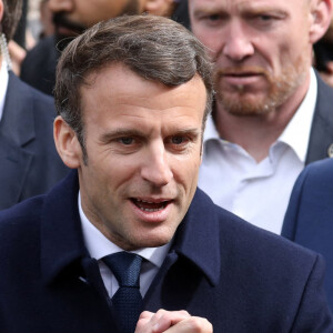 Le président de la République française et candidat du parti centriste La République en marche (LREM) à la réélection, Emmanuel Macron se rend à Spézet dans le Finistère, France, le 5 avril 2022 dans le cadre de la campagne présidentielle.