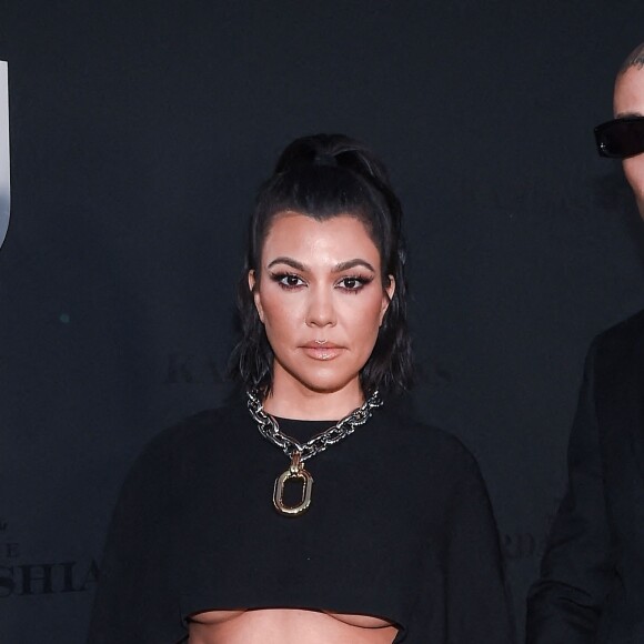 Kourtney Kardashian et son mari Travis Barker à la première de la série HULU "The Kardashians" à Los Angeles, le 7 avril 2022. 