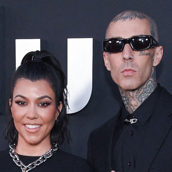 Kourtney Kardashian et son mari Travis Barker à la première de la série HULU "The Kardashians" à Los Angeles, le 7 avril 2022. 