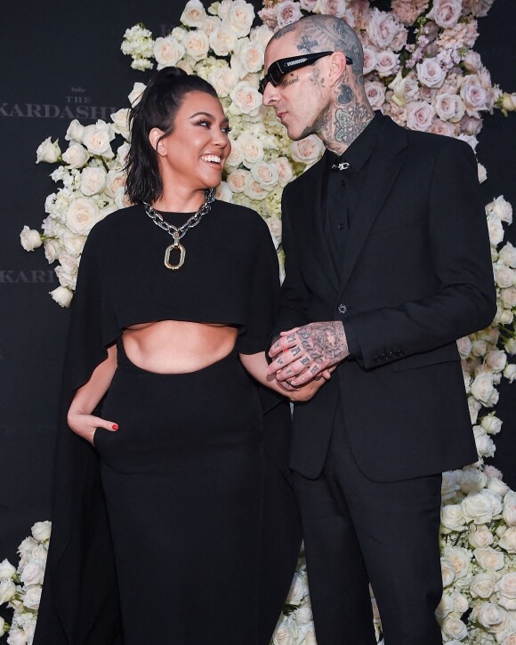 Kourtney Kardashian et son mari Travis Barker à la première de la série HULU "The Kardashians" à Los Angeles, le 7 avril 2022. 