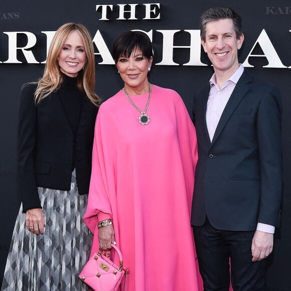 Dana Walden, Kris Jenner, Craig Erwich à la première de la série HULU "The Kardashians" à Los Angeles, le 7 avril 2022. 