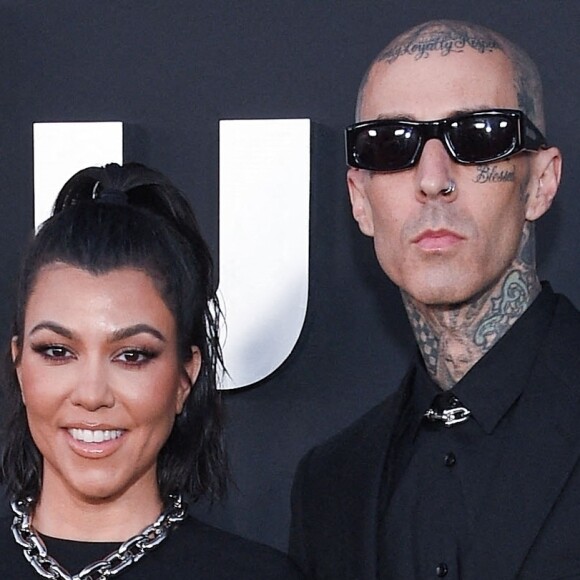 Kourtney Kardashian et son mari Travis Barker à la première de la série HULU "The Kardashians" à Los Angeles, le 7 avril 2022. 