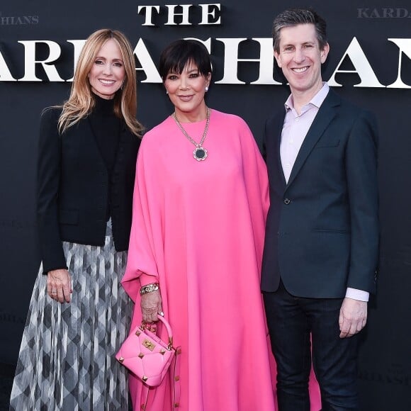 Dana Walden, Kris Jenner, Craig Erwich à la première de la série HULU "The Kardashians" à Los Angeles, le 7 avril 2022. 
