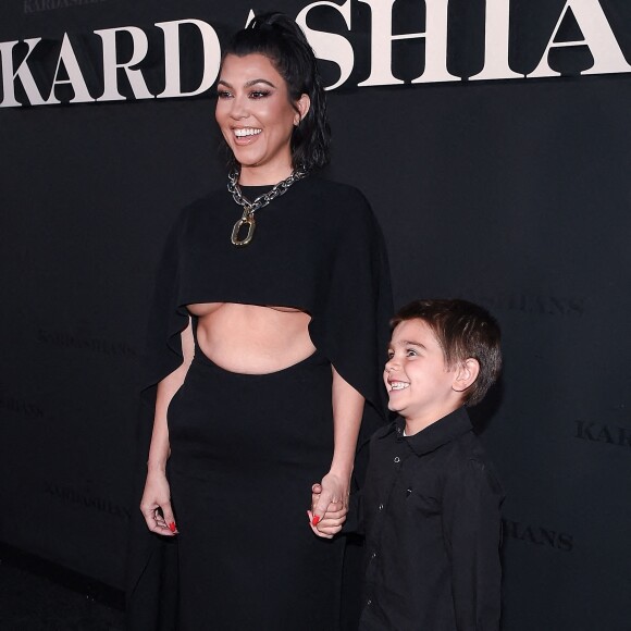 Kourtney Kardashian et son fils Reign Disick à la première de la série HULU "The Kardashians" à Los Angeles, le 7 avril 2022. 