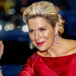 La reine Maxima des Pays-Bas - Le roi et la reine des Pays-Bas à leur arrivée à un concert dans la salle "Muziekgebouw aan het IJ" en l'honneur du président de l'Inde et de sa femme. Le 6 avril 2022 