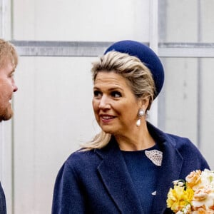 Le roi Willem-Alexander et la reine Maxima des Pays-Bas visitent un producteur de bulbes à fleurs à Teylingen, le 7 avril 2022. 