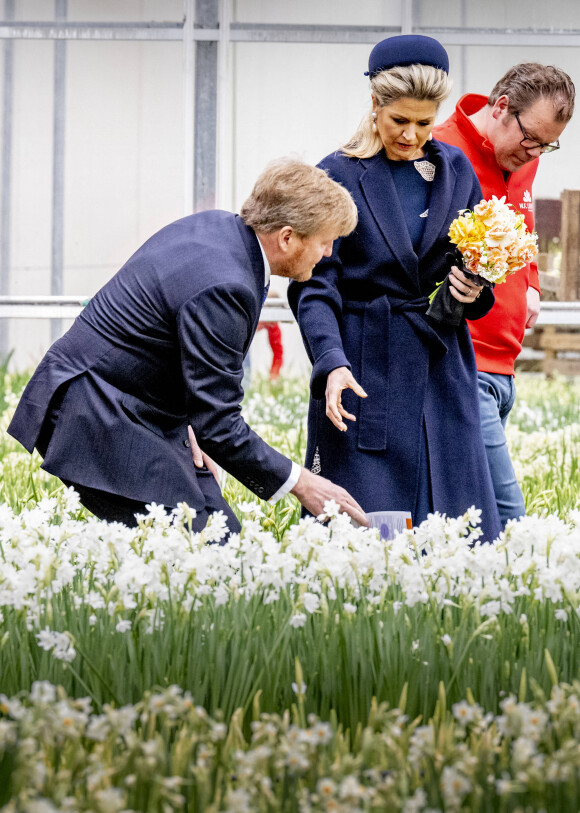 Le roi Willem-Alexander et la reine Maxima des Pays-Bas visitent un producteur de bulbes à fleurs à Teylingen, le 7 avril 2022. 