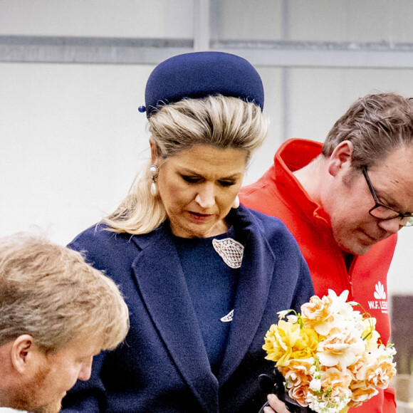 Le roi Willem-Alexander et la reine Maxima des Pays-Bas visitent un producteur de bulbes à fleurs à Teylingen, le 7 avril 2022. 