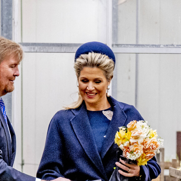 Le roi Willem-Alexander et la reine Maxima des Pays-Bas visitent un producteur de bulbes à fleurs à Teylingen, le 7 avril 2022. 