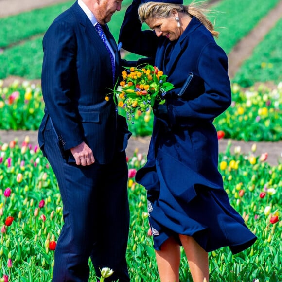 Le roi Willem-Alexander et la reine Maxima des Pays-Bas visitent la région de Bollenstreek, connue pour ses dunes côtières et la culture de bulbes à fleurs, le 7 avril 2022. 