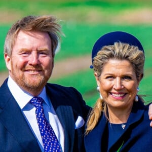 Le roi Willem-Alexander et la reine Maxima des Pays-Bas visitent la région de Bollenstreek, connue pour ses dunes côtières et la culture de bulbes à fleurs, le 7 avril 2022. 