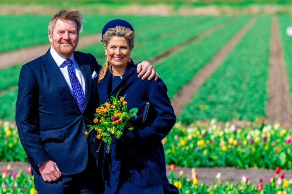 Le roi Willem-Alexander et la reine Maxima des Pays-Bas visitent la région de Bollenstreek, connue pour ses dunes côtières et la culture de bulbes à fleurs, le 7 avril 2022. 