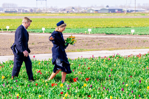 Le roi Willem-Alexander et la reine Maxima des Pays-Bas visitent la région de Bollenstreek, connue pour ses dunes côtières et la culture de bulbes à fleurs, le 7 avril 2022. 