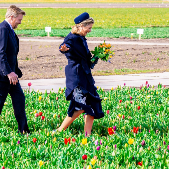 Le roi Willem-Alexander et la reine Maxima des Pays-Bas visitent la région de Bollenstreek, connue pour ses dunes côtières et la culture de bulbes à fleurs, le 7 avril 2022. 
