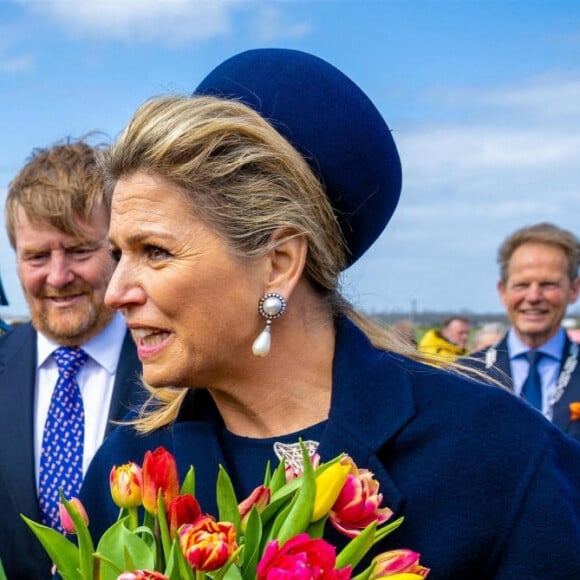 Le roi Willem-Alexander et la reine Maxima des Pays-Bas visitent la région de Bollenstreek, connue pour ses dunes côtières et la culture de bulbes à fleurs, le 7 avril 2022. 