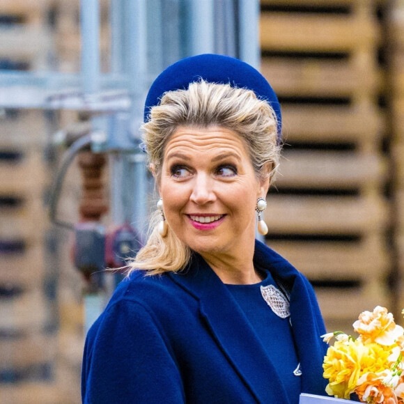 Le roi Willem-Alexander et la reine Maxima des Pays-Bas visitent la région de Bollenstreek, connue pour ses dunes côtières et la culture de bulbes à fleurs, le 7 avril 2022. 