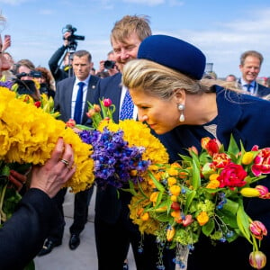 Le roi Willem-Alexander et la reine Maxima des Pays-Bas visitent la région de Bollenstreek, connue pour ses dunes côtières et la culture de bulbes à fleurs, le 7 avril 2022. 