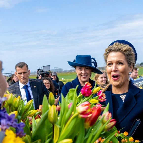 Le roi Willem-Alexander et la reine Maxima des Pays-Bas visitent la région de Bollenstreek, connue pour ses dunes côtières et la culture de bulbes à fleurs, le 7 avril 2022. 