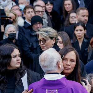 Nathalie Marquay et sa fille Lou - La famille de Jean-Pierre Pernaut à la sortie des obsèques en la Basilique Sainte-Clotilde à Paris le 9 mars 2022. © Cyril Moreau/Bestimage