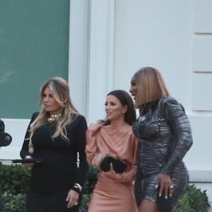 Eva Longoria et Serena Williams - Arrivée des invités au dîner des Beckham la veille du mariage de Brooklyn et Nicola.Peltz à Palm Beach le 8 avril 2022. 