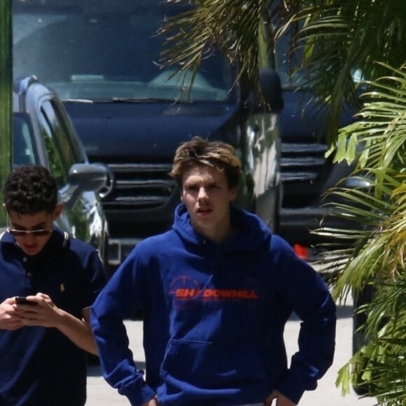 Exclusif - Cruz Beckham se rend au mariage de son frère Brooklyn avec un ami à Palm Beach en Floride le 9 avril 2022. 