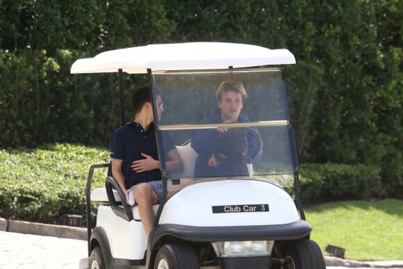 Cruz Beckham se déplace en voiture de golf avec un ami avant le mariage de son frère Brooklyn à Miami le 9 avril 2022. 
