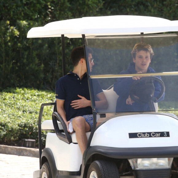 Cruz Beckham se déplace en voiture de golf avec un ami avant le mariage de son frère Brooklyn à Miami le 9 avril 2022. 