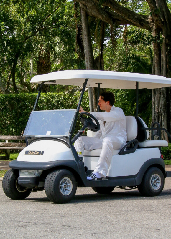 Exclusif - Brooklyn Beckham se déplace en voiture de golf quelques heures avant son mariage avec Nicola Peltz à Palm Beach en Floride le 9 avril 2022. 