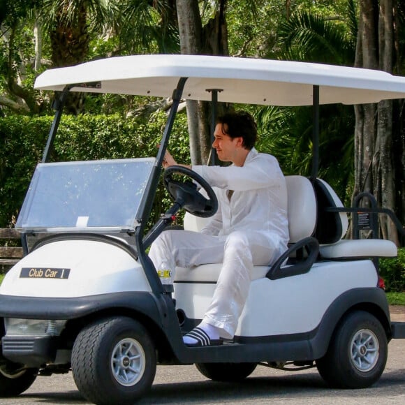 Exclusif - Brooklyn Beckham se déplace en voiture de golf quelques heures avant son mariage avec Nicola Peltz à Palm Beach en Floride le 9 avril 2022. 