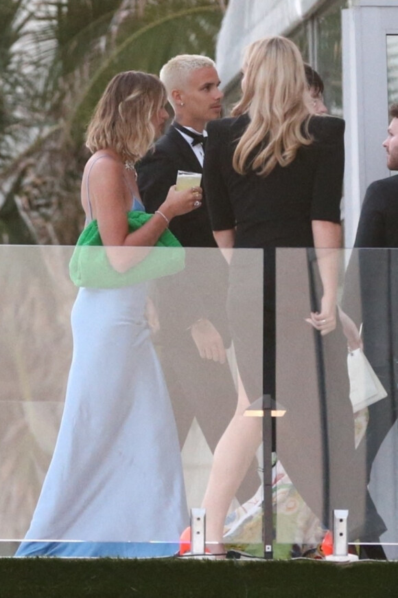 Romeo Beckman et sa compagne Mia Regan - Les invités lors de la cérémonie de mariage de Brooklyn Beckham et Nicola Peltz à Palm Beach en Floride le 9 avril 2022. 