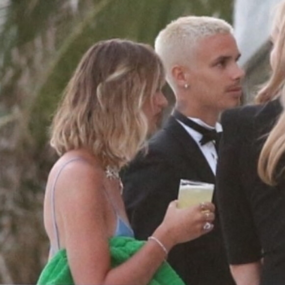 Romeo Beckman et sa compagne Mia Regan - Les invités lors de la cérémonie de mariage de Brooklyn Beckham et Nicola Peltz à Palm Beach en Floride le 9 avril 2022. 