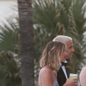 Romeo Beckman et sa compagne Mia Regan - Les invités lors de la cérémonie de mariage de Brooklyn Beckham et Nicola Peltz à Palm Beach en Floride le 9 avril 2022. 