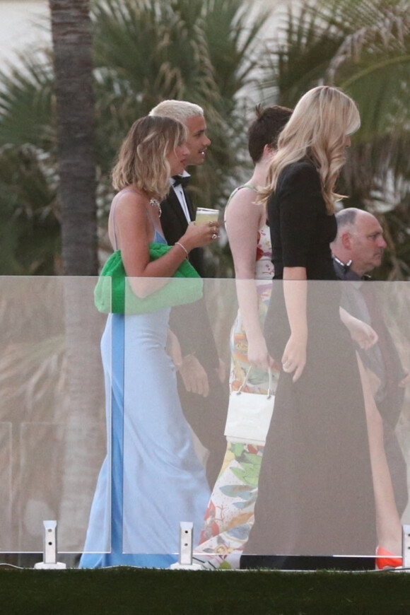 Romeo Beckman et sa compagne Mia Regan - Les invités lors de la cérémonie de mariage de Brooklyn Beckham et Nicola Peltz à Palm Beach en Floride le 9 avril 2022. 