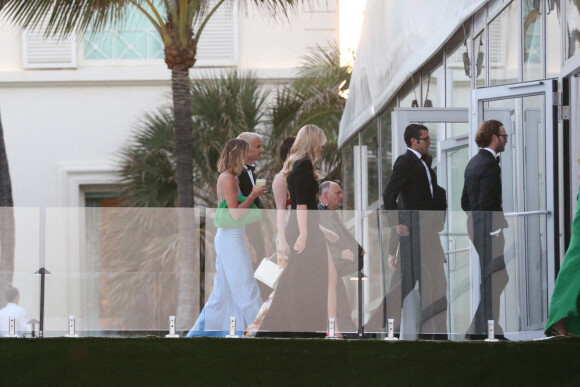 Romeo Beckman et sa compagne Mia Regan - Les invités lors de la cérémonie de mariage de Brooklyn Beckham et Nicola Peltz à Palm Beach en Floride le 9 avril 2022. 