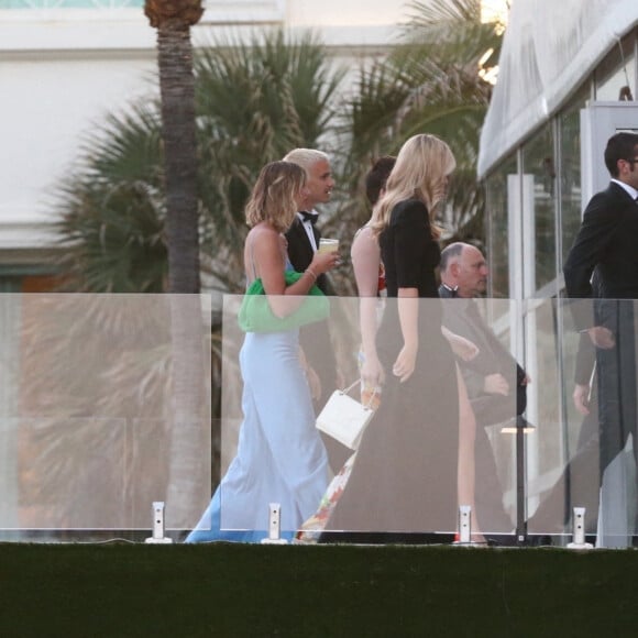 Romeo Beckman et sa compagne Mia Regan - Les invités lors de la cérémonie de mariage de Brooklyn Beckham et Nicola Peltz à Palm Beach en Floride le 9 avril 2022. 