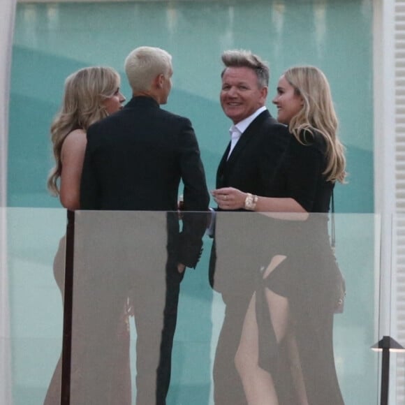 Romeo Beckman et sa compagne Mia Regan, Gordon Ramsay - Les invités lors de la cérémonie de mariage de Brooklyn Beckham et Nicola Peltz à Palm Beach en Floride le 9 avril 2022. 