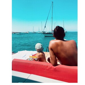 Stromae et son fils lors de vacances, en août 2021