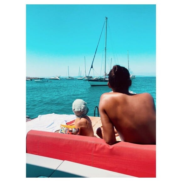 Stromae et son fils lors de vacances, en août 2021