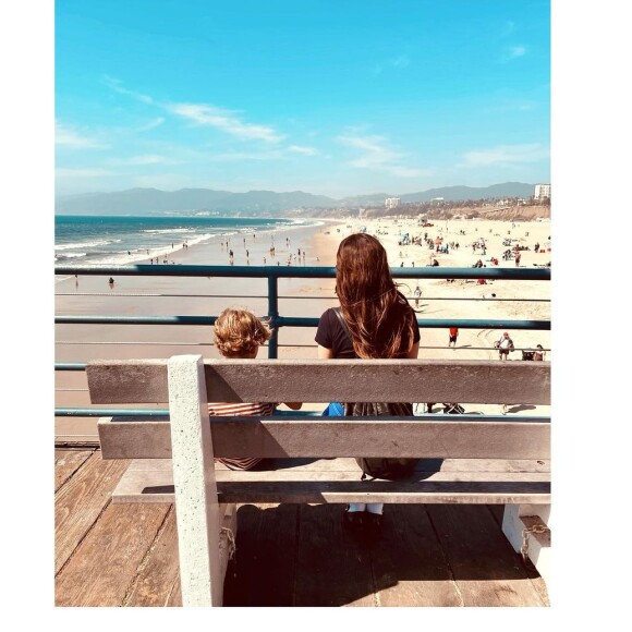 Coralie Barbier et son fils, lors d'un moment à la plage le 10 avril 2022.