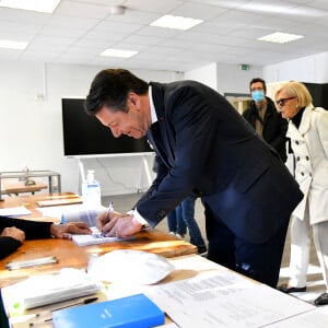 Christian Estrosi a voté en famille, avec sa femme Laura Tenoudji et leur fille Bianca à Nice, le 10 avril 2022. © Bruno Bebert/Bestimage