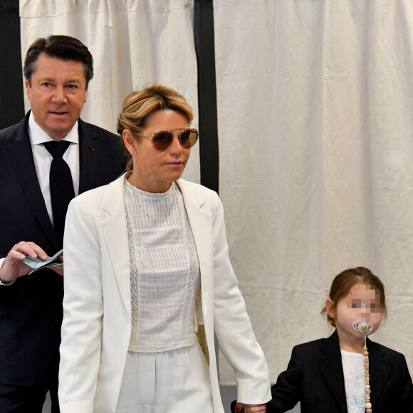 Christian Estrosi a voté en famille, avec sa femme Laura Tenoudji et leur fille Bianca à Nice, le 10 avril 2022. © Bruno Bebert/Bestimage