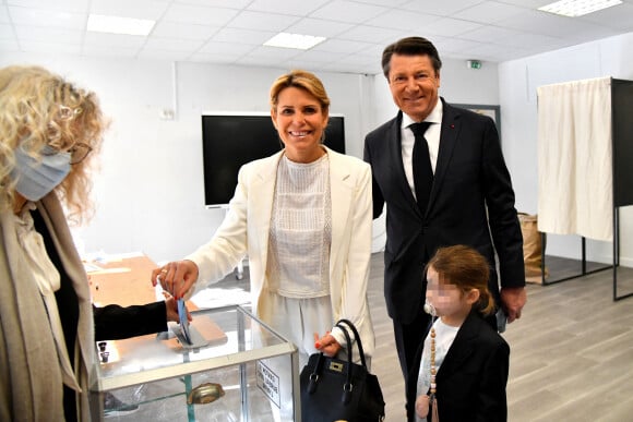 Christian Estrosi a voté en famille, avec sa femme Laura Tenoudji et leur fille Bianca à Nice, le 10 avril 2022. © Bruno Bebert/Bestimage