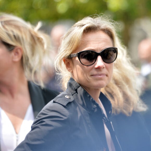 Anne-Sophie Lapix et Luana Belmondo - Sorties des obsèques de Emmanuel Maubert au cimetière du Père-Lachaise à Paris le 8 juin 2016.