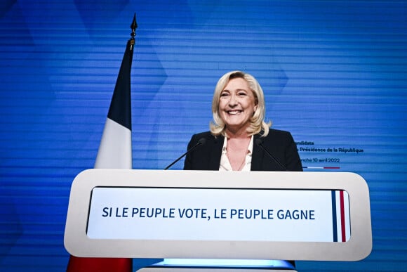 Marine Le Pen leader du Rassemblement National (RN) à son QG lors du premier tour des élections présidentielles, à Paris le 10 avril 2022