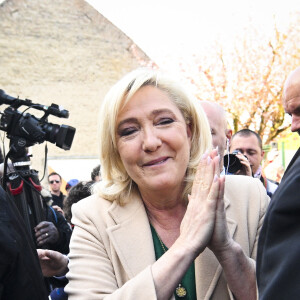 Marine Le Pen, candidate du Rassemblement National, vote pour le premier tour de l'élection présidentielle à Hénin-Beaumont le 10 avril 2022.