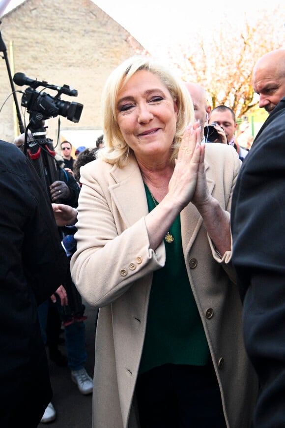 Marine Le Pen, candidate du Rassemblement National, vote pour le premier tour de l'élection présidentielle à Hénin-Beaumont le 10 avril 2022.