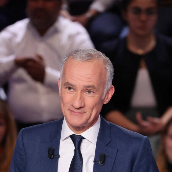 Gilles Bouleau - Les candidats à l'élection présidentielle sont sur le plateau de l'émission "La France face à la guerre" sur TF1 le 14 mars 2022