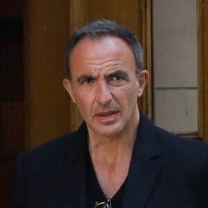 Nikos Aliagas - Sorties des obsèques de Laurent Vimont (PDG de Century 21) en l'église Notre-Dame de Grâce de Passy à Paris. Le 23 mars 2022