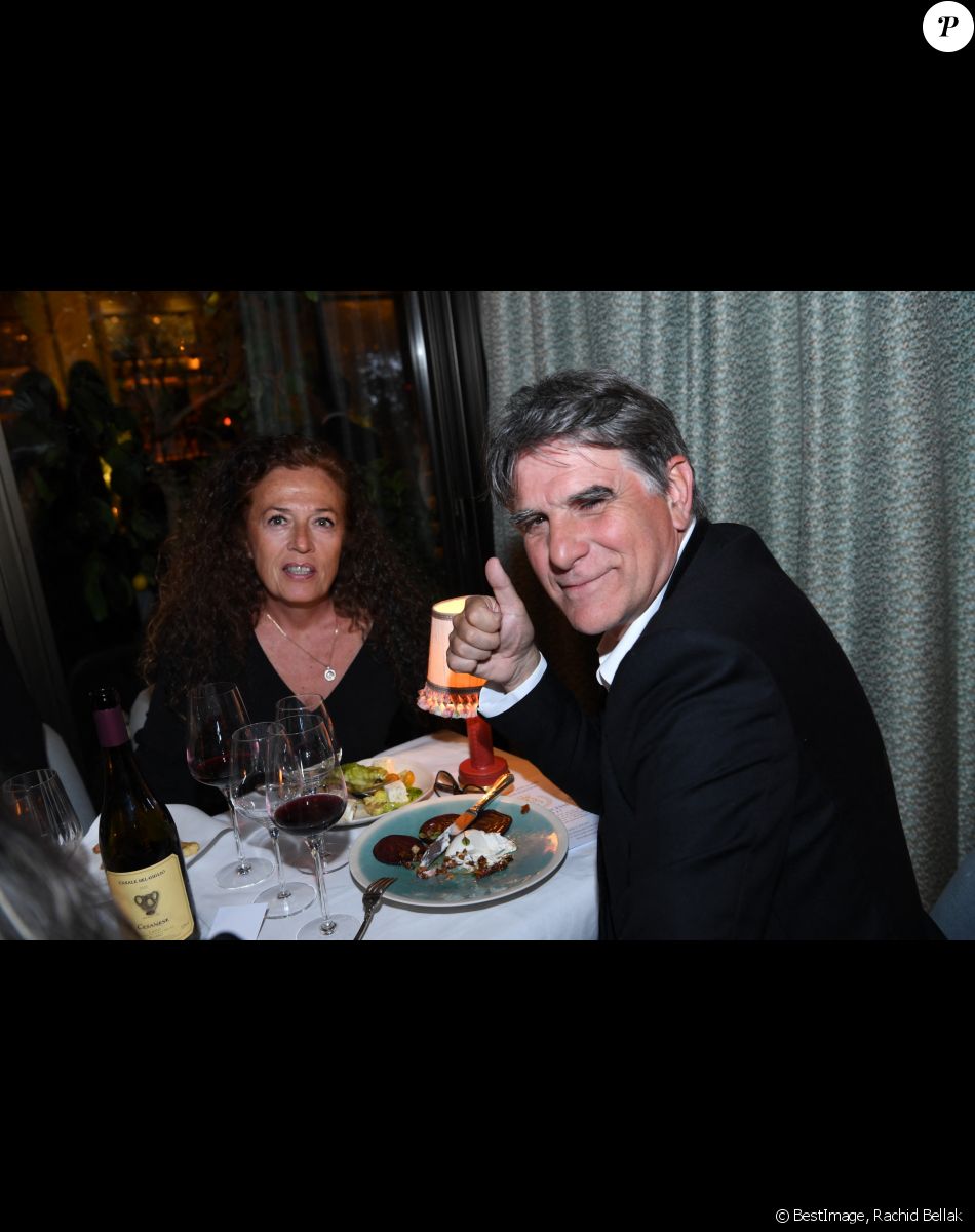 Semi-exclusif - Tex et sa femme Béatrice - Dîner de charité de l'association "La princesse Murat" au restaurant "Les jardins du Presbourg" à Paris le 11 avril 2022. "L'association " La Princesse Murat " est une association à but non lucratif dont l'objet est de promouvoir l'accès à la santé, à l'éducation, à la nutrition et aux premiers secours aux femmes et aux enfants en situation de détresse, d'extrême pauvreté, et de risques sanitaires où que ce soit dans le monde. Elle a également pour vocation de promouvoir le développement durable et l'écologie, indispensables pour garantir que toutes formes d'aide soient durables à long terme.© Rachid Bellak/Bestimage