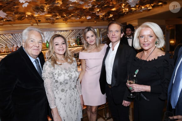 Semi-exclusif - Massimo Gargia, la princesse Maria del Pilar Murat, le professeur Frédéric Saldmann et sa femme Marie, la comtesse Martine de Leseleuc de Kerouara - Dîner de charité de l'association "La princesse Murat" au restaurant "Les jardins du Presbourg" à Paris le 11 avril 2022. "L’association « La Princesse Murat » est une association à but non lucratif dont l’objet est de promouvoir l’accès à la santé, à l’éducation, à la nutrition et aux premiers secours aux femmes et aux enfants en situation de détresse, d’extrême pauvreté, et de risques sanitaires où que ce soit dans le monde. Elle a également pour vocation de promouvoir le développement durable et l'écologie, indispensables pour garantir que toutes formes d'aide soient durables à long terme.© Rachid Bellak/Bestimage